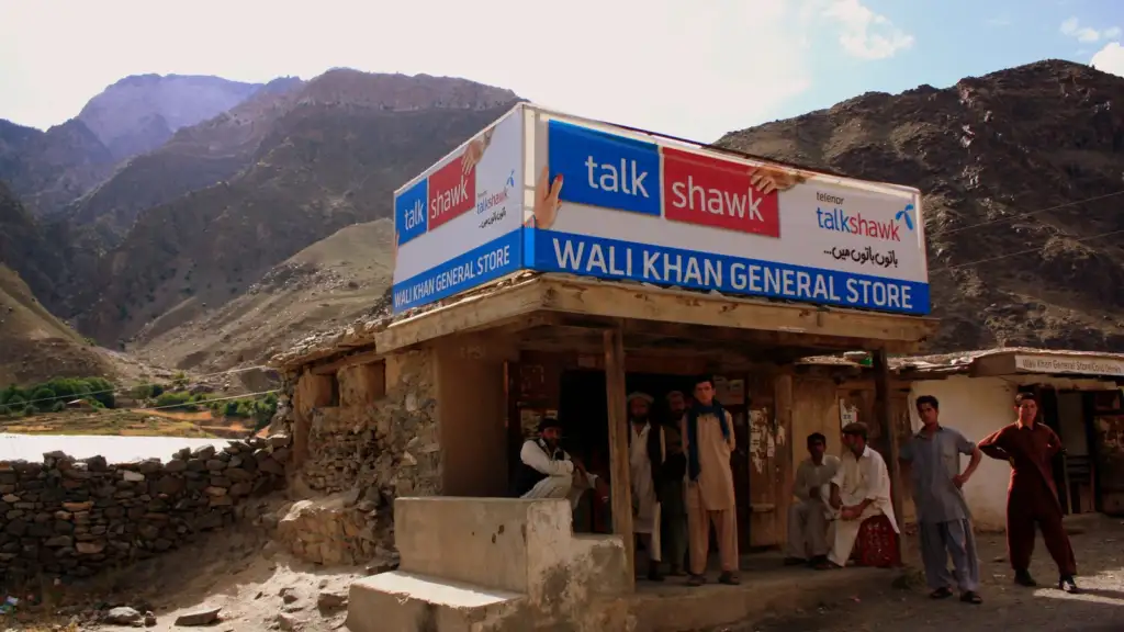 what to wear in Pakistan: Men in shalwar kameez on the road to Kalash, Pakistan