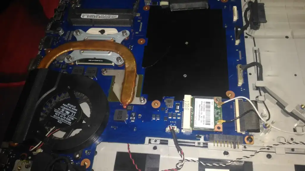 refurbished gaming laptop: Laptop open servicing