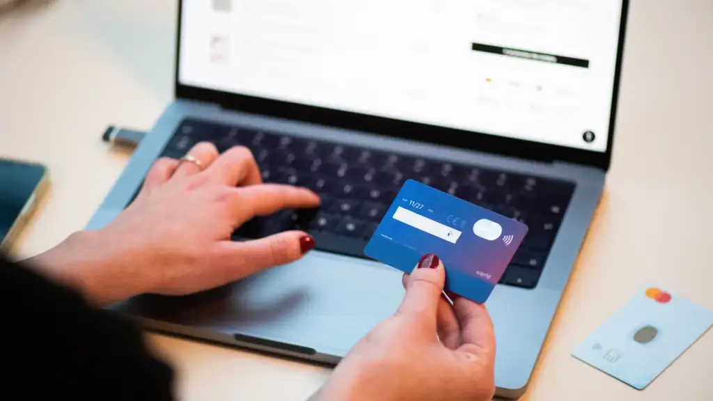 online checkout: Shopping online with bank card