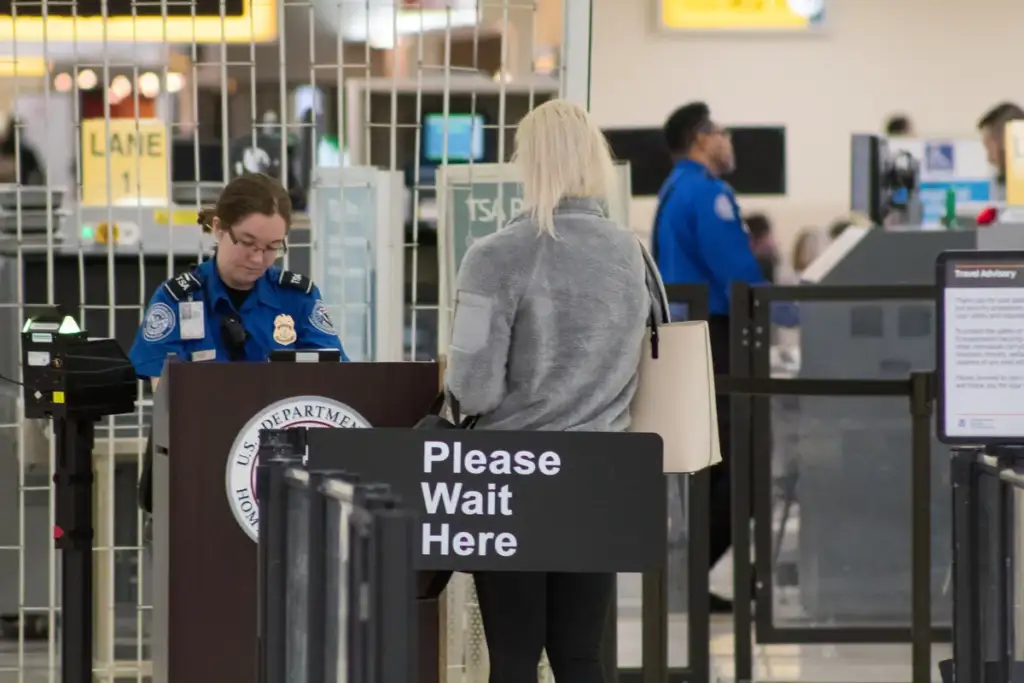 how early to get to the airport: File:Transportation Security Administration Checkpoint at John Glenn Columbus International Airport.jpg