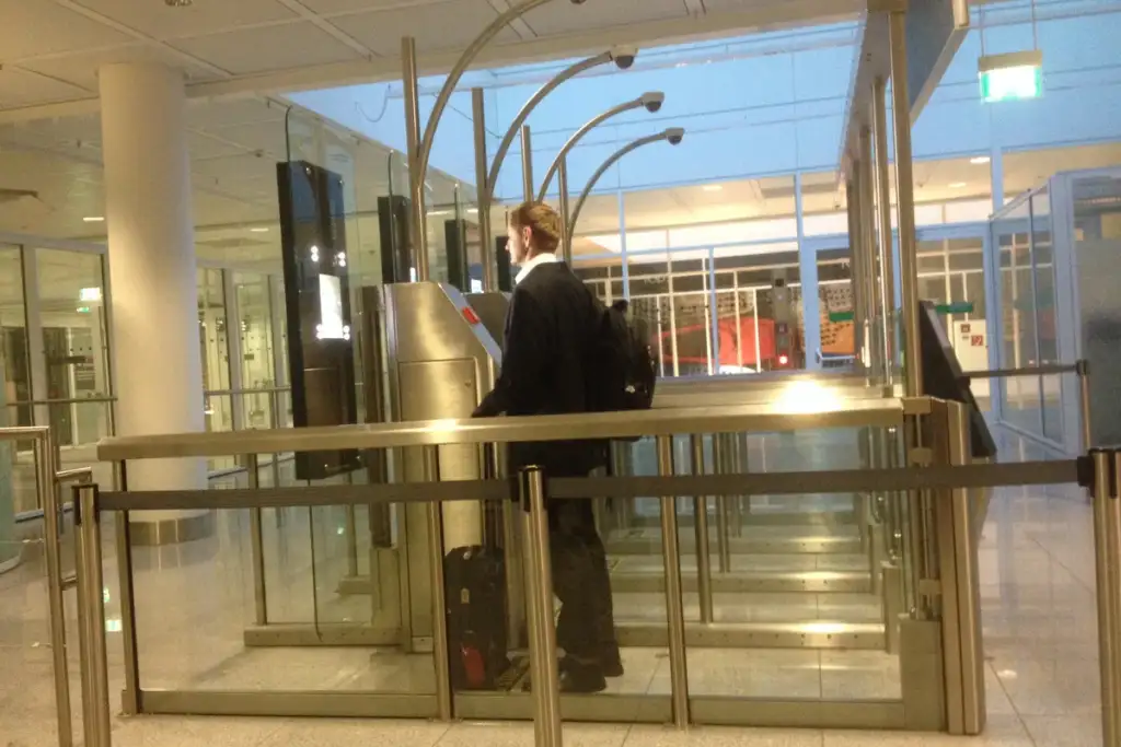 Schengen visa: Man using the automatic gate in Munich airport 02