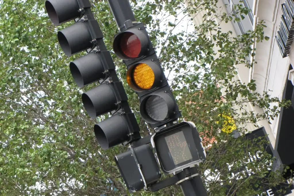 ChatGPT Dots custom rules: Yellow traffic signal (9722336142)