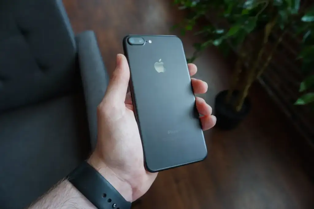 iPhone Duo: Black smartphone in hand (Unsplash)