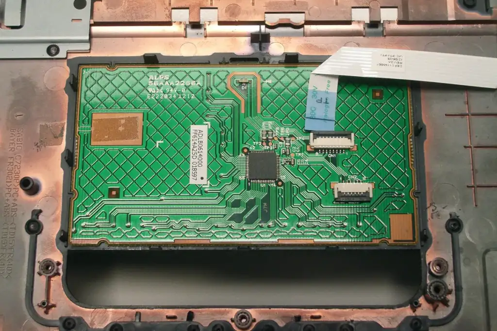 MacBook Pro M6: Dell Inspiron 7720 -- trackpad fitted