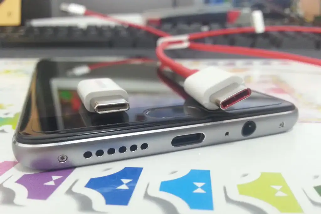 MacBook Pro M6: OnePlus 3 USB port and the cable