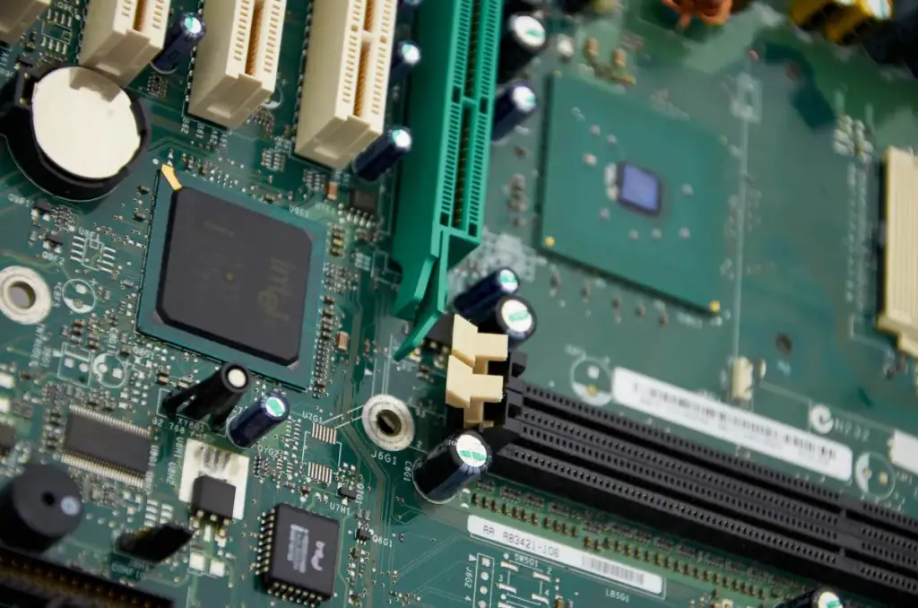 MacBook Pro M6 vs M5: Computer Motherboard Closeup