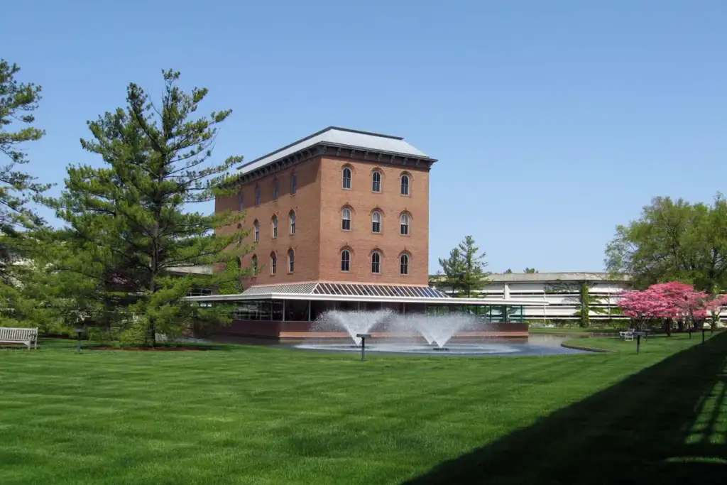 Specialist dots: Cummins Corporate Office Building - April 2008 - Holly Higgins 06