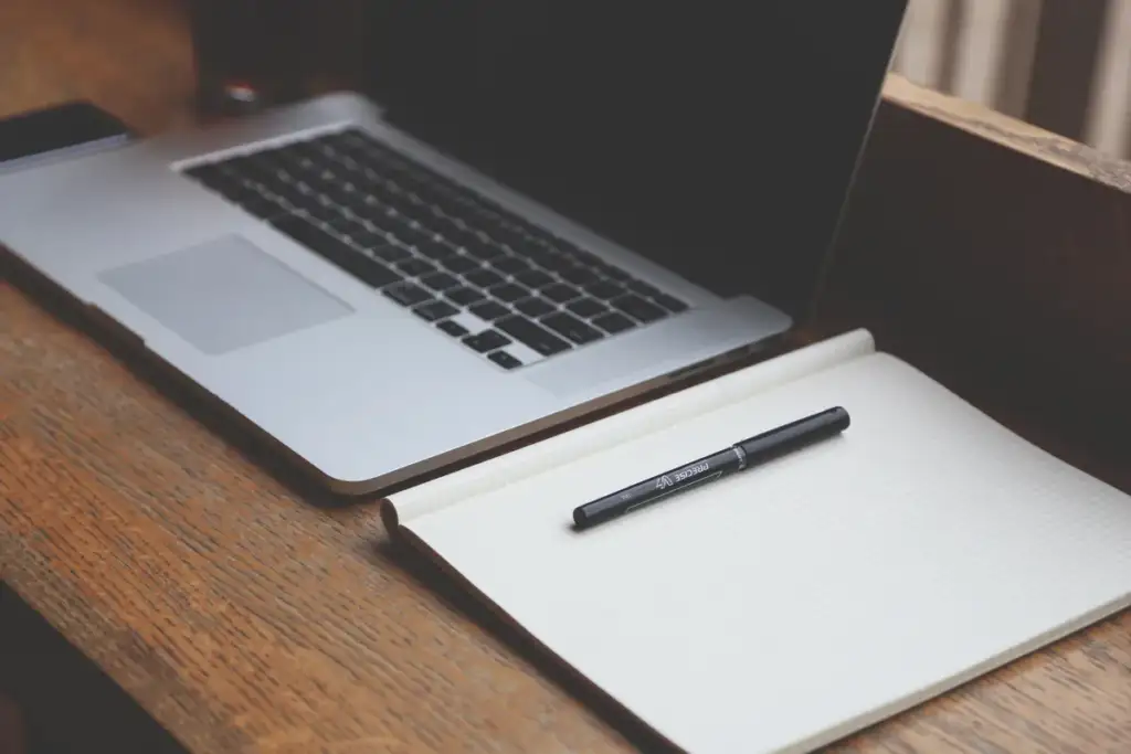 Surface Laptop 8: A laptop and a notebook on the wooden table (Pixabay)