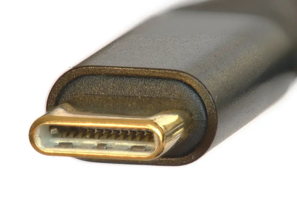 Surface Laptop 8: USB-C plug, focus stacked