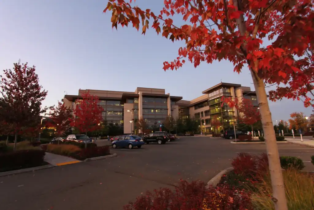 Surface Laptop Ultra: Microsoft campus - panoramio