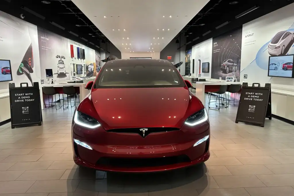 Tesla flying car: Tesla Showroom Dadeland Mall, 27 November 2023 - Red car