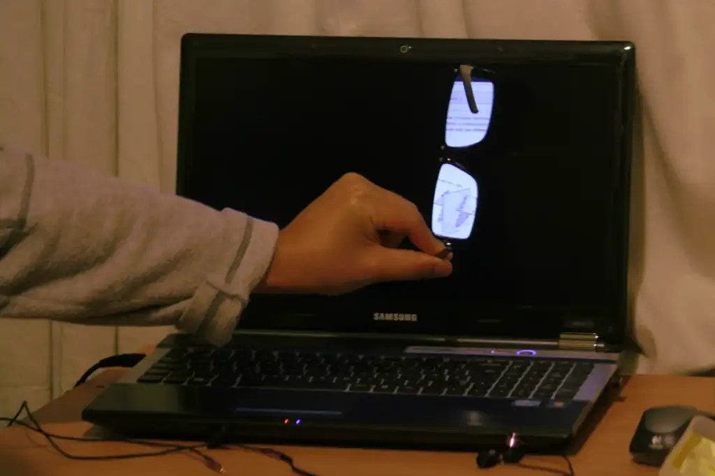 touchscreen MacBook Pro: Polarised Light from a Laptop Screen